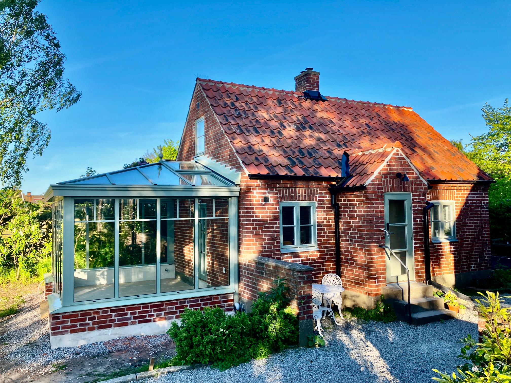Liten tegelbyggnad. Helrenovering. Taket är omlagt. Isolering av cellulosa alt. perlite. Golvvärme. Nytt kök och badrum. Ett orangeri som tillbyggnad.