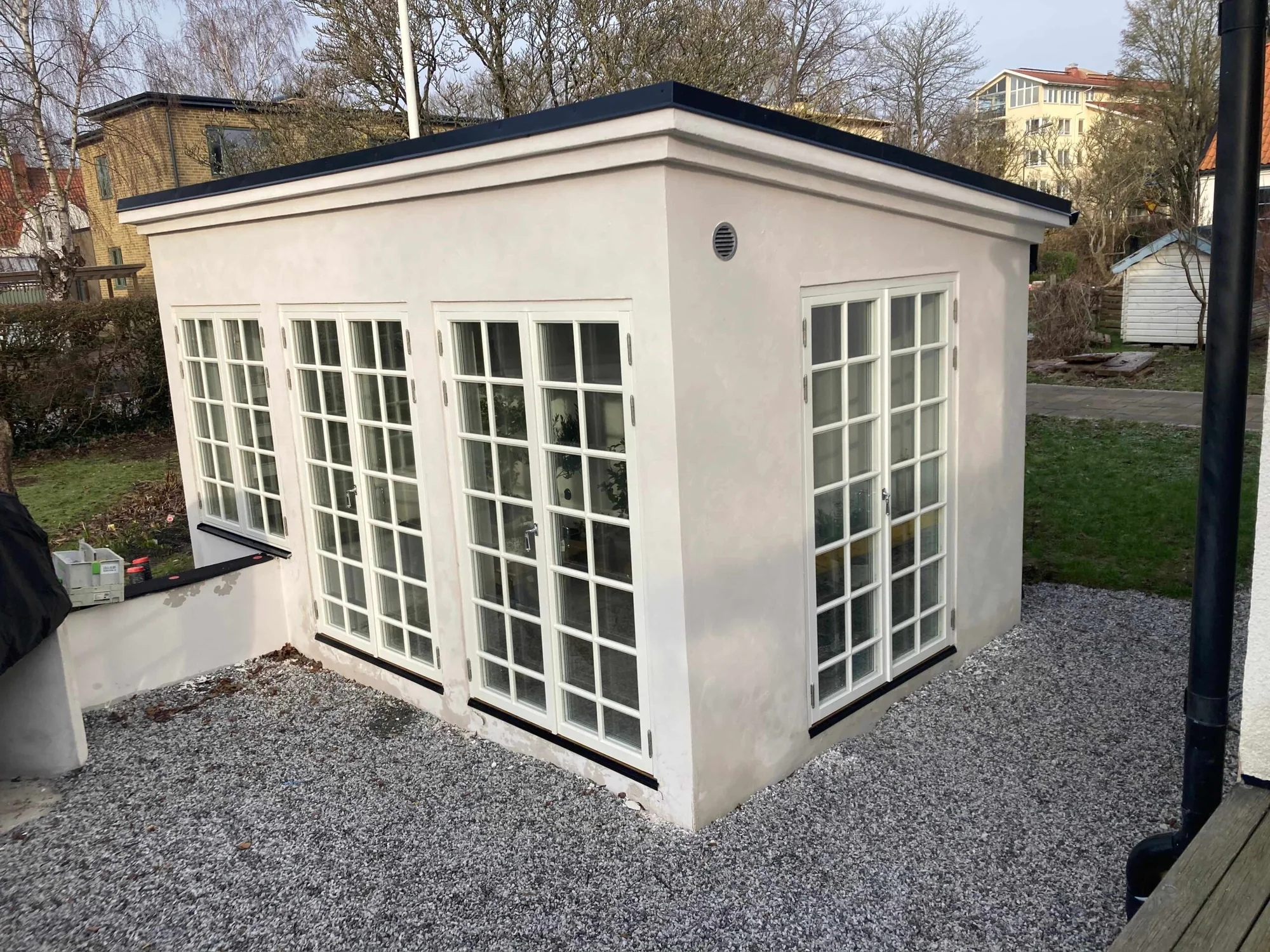 Orangeri. Lättklinkerblock med kalkputs. Grund isolerad med skumglas.